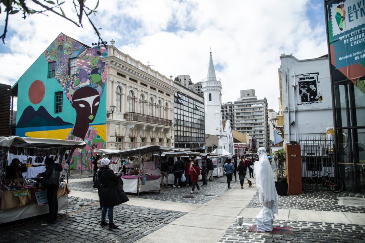 A feira do Largo da Ordem foi retomada neste domingo (23)