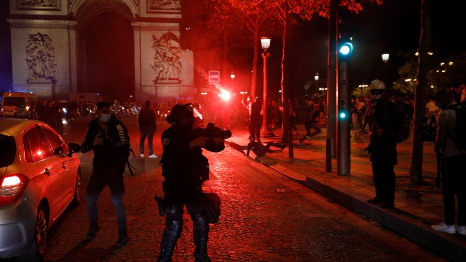 Após derrota do PSG, Paris tem briga entre torcedores e policiais; 148 são presos Derrota na Liga dos Campeões detonou tumultos em Paris