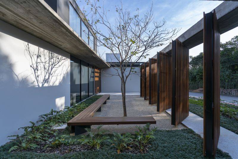 Na arquitetura contemporânea, a transparência é um elemento cada vez mais explorado, como no projeto da Casa Pátio, em Florianópolis. Foto: Ronaldo Azambuja Na arquitetura contemporânea, a transparência é um elemento cada vez mais explorado, como no projeto da Casa Pátio, em Florianópolis. Foto: Ronaldo Azambuja