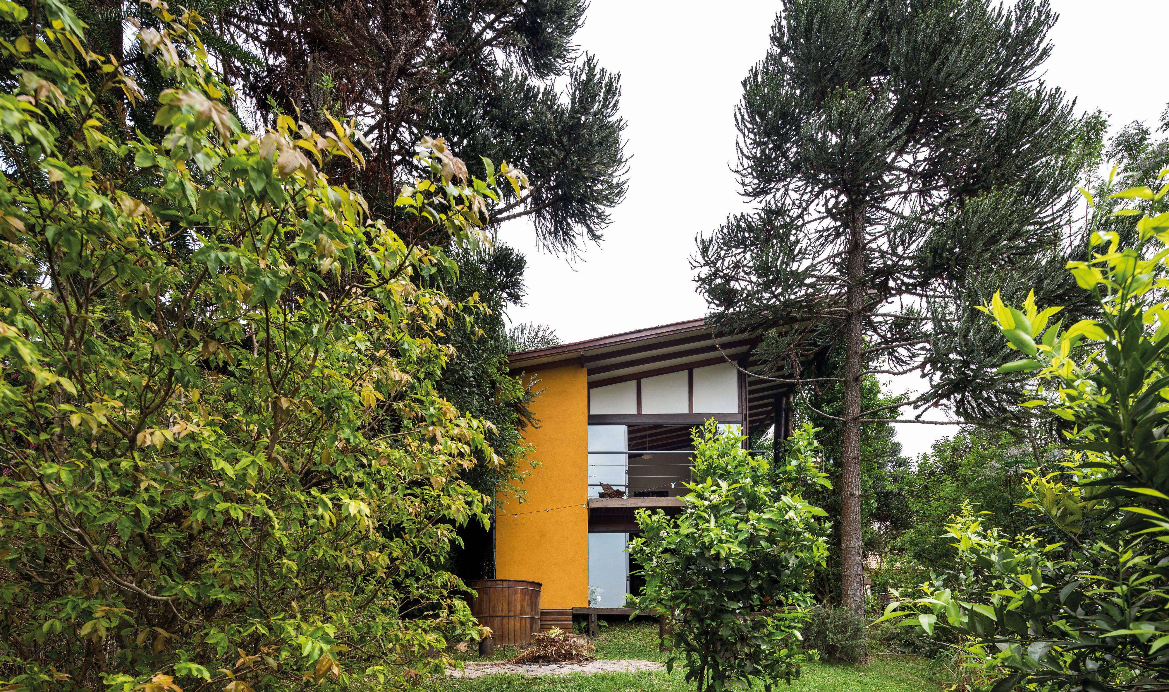 Na Casa Tingui, construção privilegia materiais como vidro, madeira e pedras e se mescla com o ambiente externo. Foto: Eduardo Macarios Na Casa Tingui, construção privilegia materiais como vidro, madeira e pedras e se mescla com o ambiente externo. Foto: Eduardo Macarios