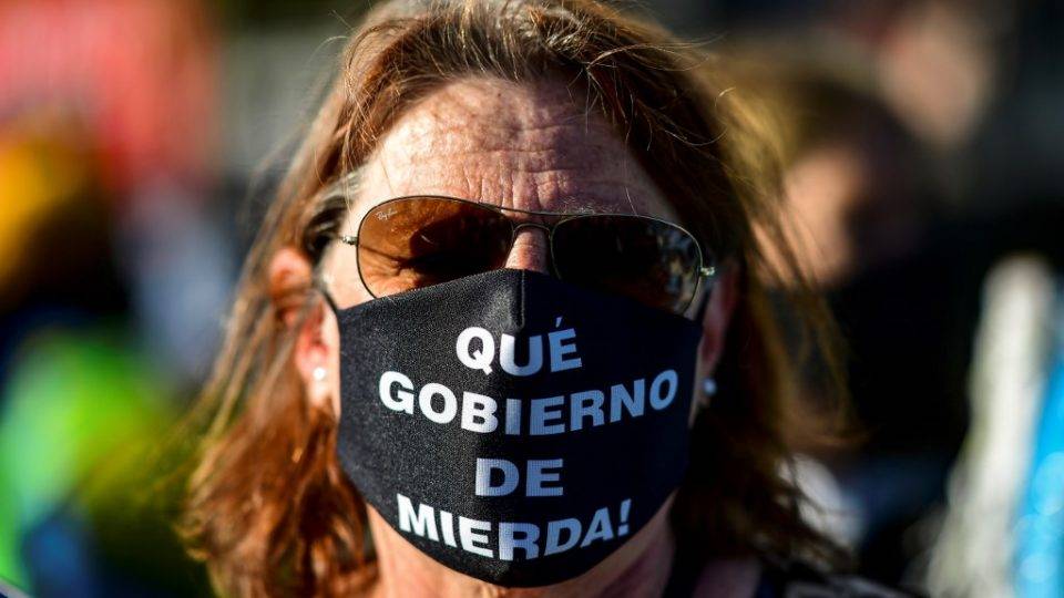 Manifestante protesta em Buenos Aires: presidente da Argentina, Alberto Fernández, anunciou estatização dos serviços de internet, telefonia celular e TV a cabo.
