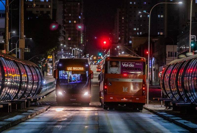 Covid-19: com mais mortes e menos casos, Curitiba fica no limite da bandeira amarela Mensagem em ônibus de Curitiba pede que a população use máscara contra a Covid-19.