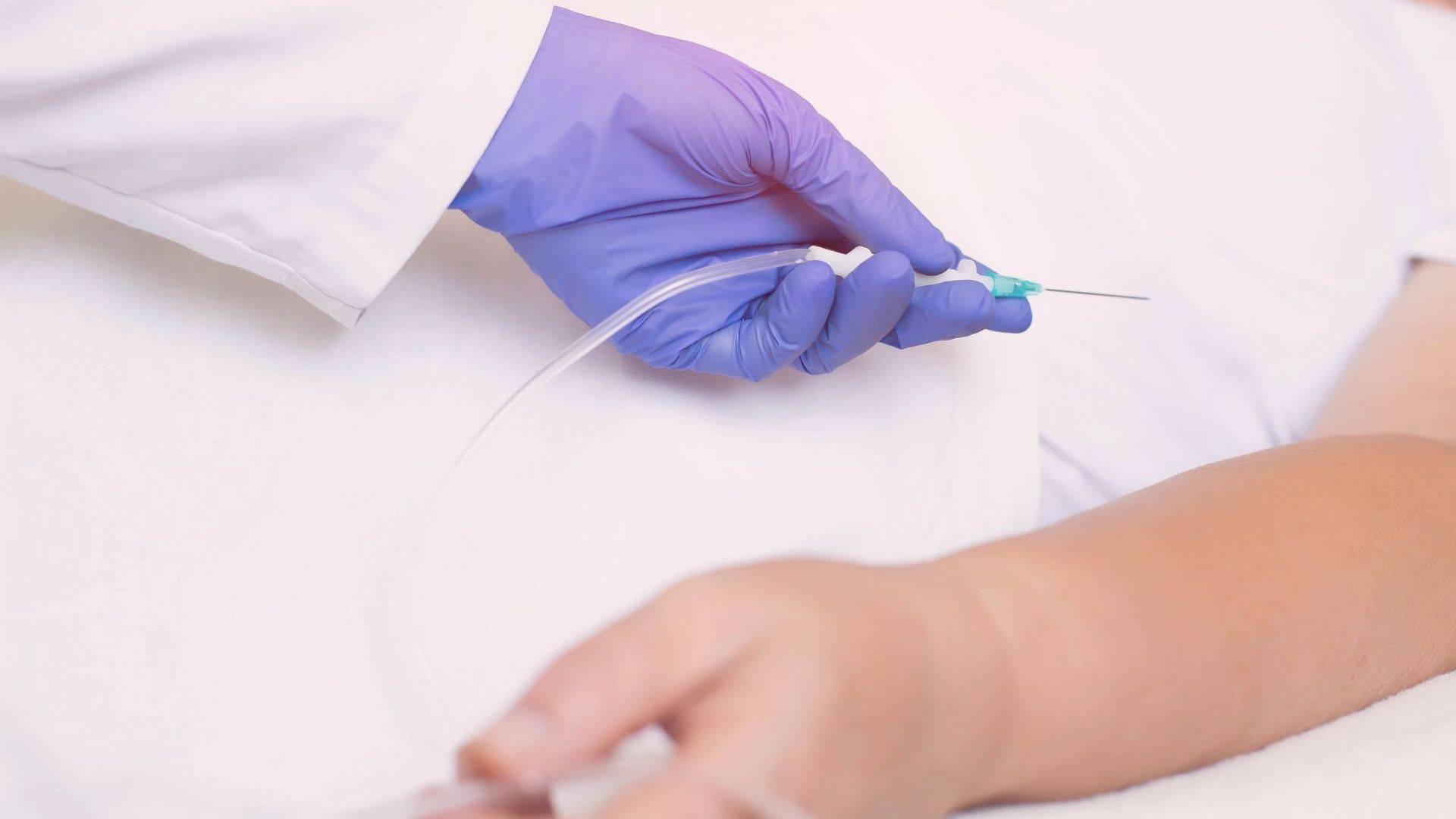 Estudos no Brasil avaliam o uso de plasma de pessoas que se recuperaram de Covid-19 para tratar pacientes da doença