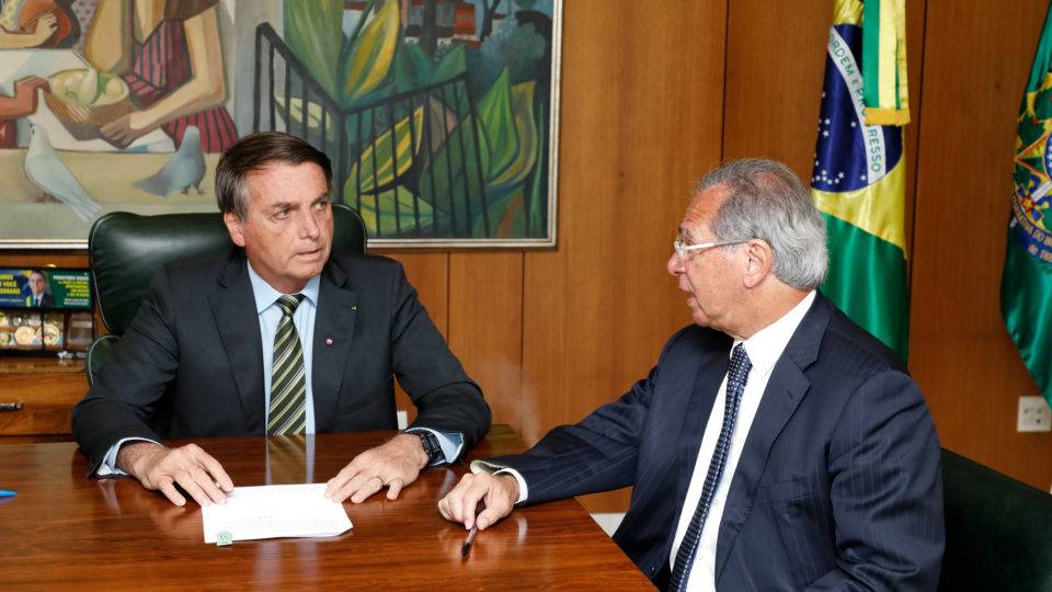 Presidente Jair Bolsonaro e o ministro Paulo Guedes: mudança nas regras de deduções do Imposto de Renda pode ampliar valor do Renda Brasil.