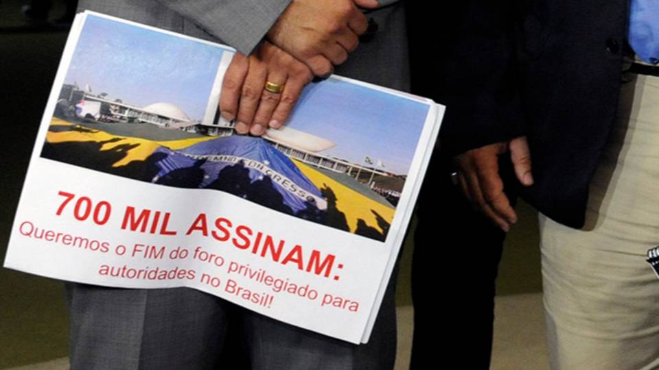 Cartaz em defesa do fim do foro privilegiado