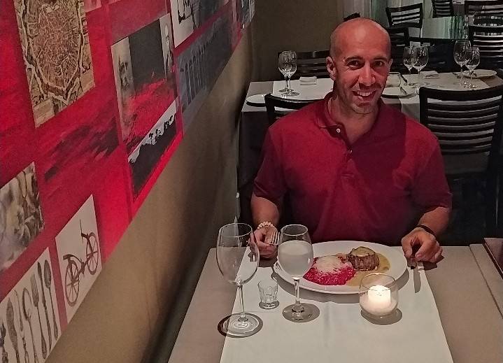Alex no Ernesto Ristorante, provando o melhor prato do Prêmio Bom Gourmet de 2019. Foto: Arquivo Pessoal Alex no Ernesto Ristorante, provando o melhor prato do Prêmio Bom Gourmet de 2019. Foto: Arquivo Pessoal