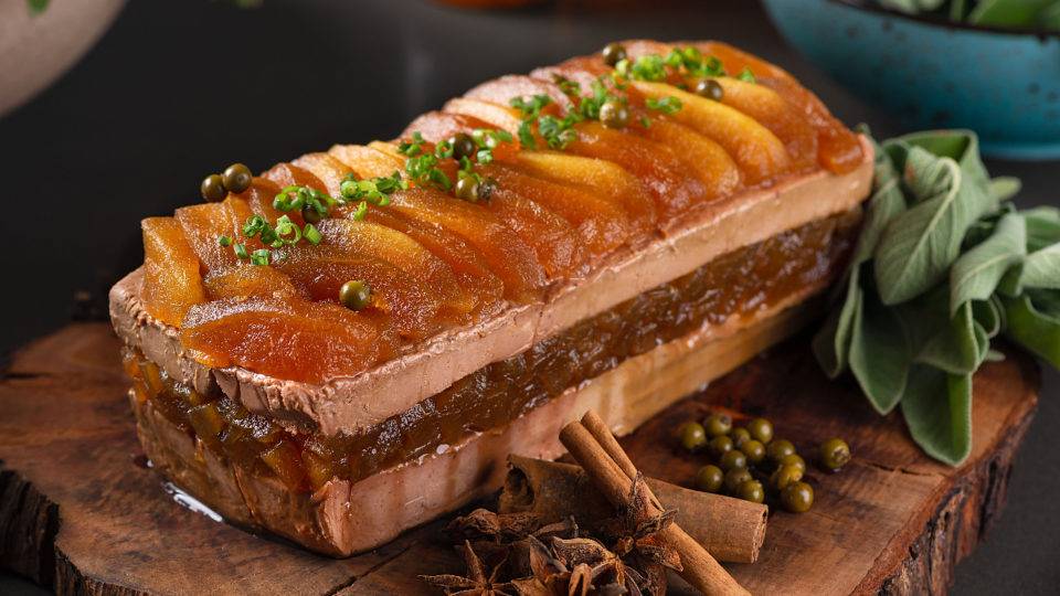 Terrine de patê foie gras, maçã caramelizada e pimenta verde de Kika Marder.