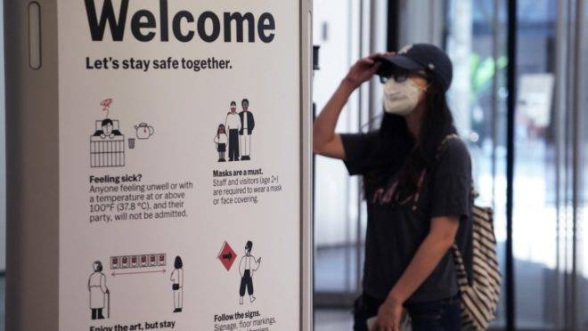 Mulher passa por scanner que mede temperatura na entrada do Museu de Arte Moderna de Nova York (MoMA, na sigla em inglês)