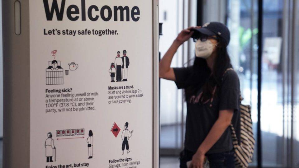 Covid: EUA têm aumento no número de contaminações pelo terceiro dia seguido Mulher passa por scanner que mede temperatura na entrada do Museu de Arte Moderna de Nova York (MoMA, na sigla em inglês)