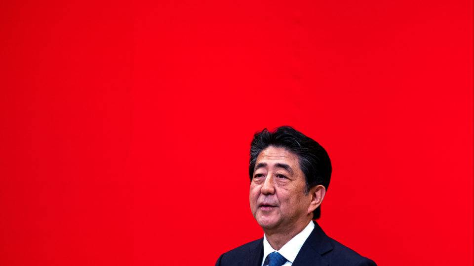 História, nacionalismo e armamentismo no fim de uma era no Japão shinzo abe