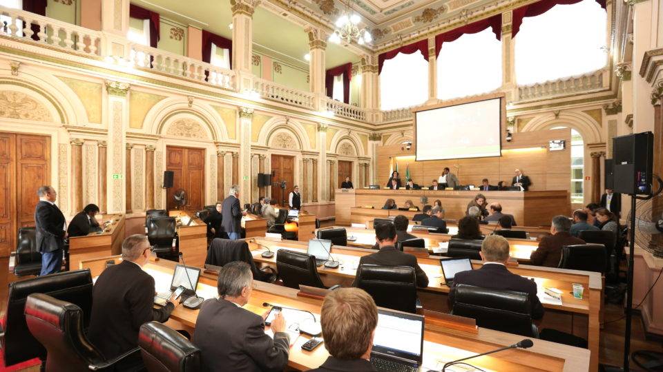 Greca mantém maioria na Câmara, mas vereadores independentes podem causar alguma dificuldade