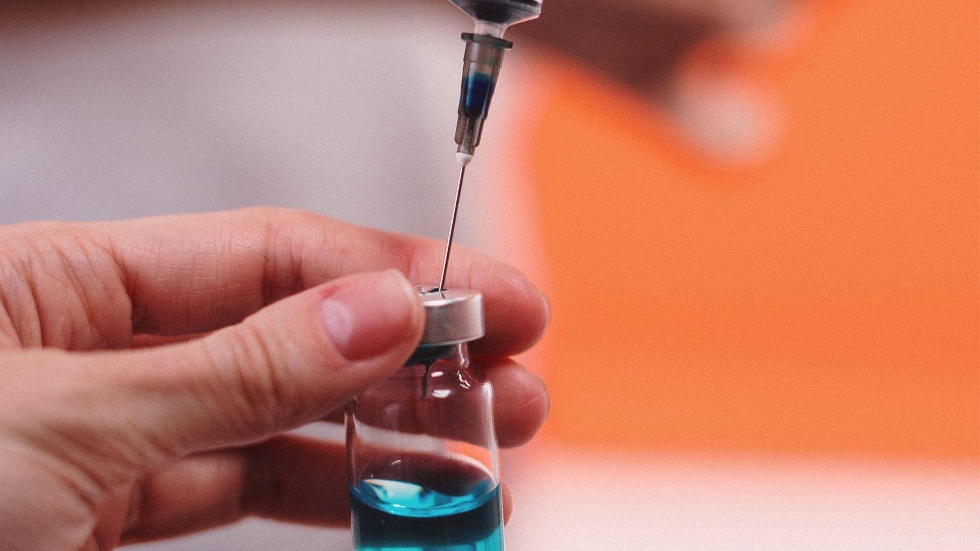 O cronograma previsto é de que o Butantan entregue 45 milhões de doses da coronavac ao SUS em dezembro deste ano - vacina de Oxford