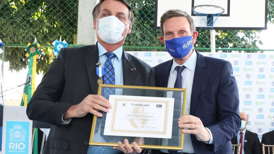 Bolsonaro com o prefeito Marcelo Crivella (Republicanos), candidato à reeleição, em evento.