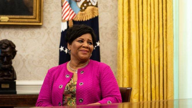 Alice Johnson participa de reunião com Donald Trump no Salão Oval da Casa Branca.