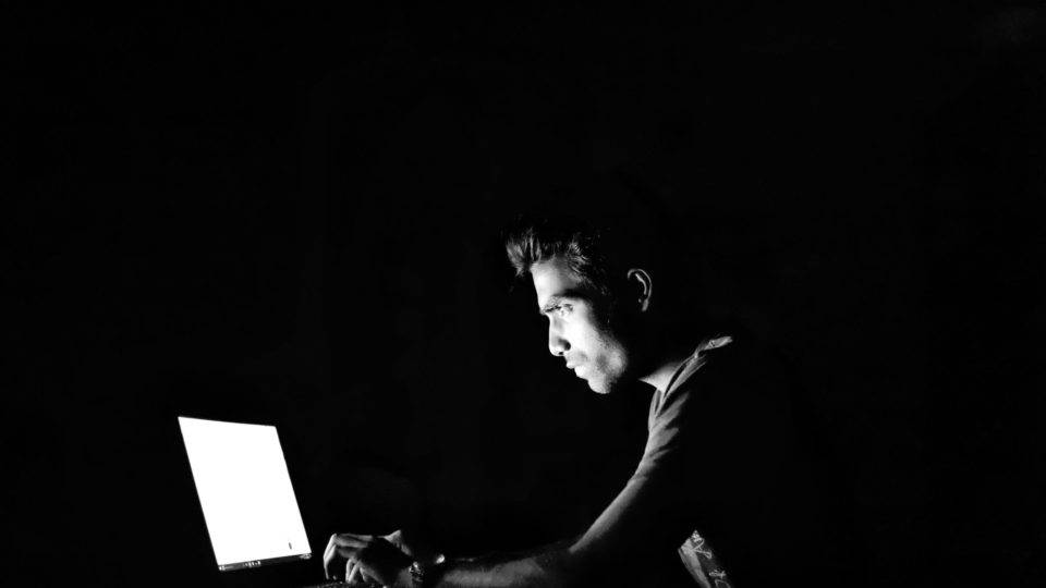 Como o anonimato nas redes virou foco do debate político no Brasil anonimato