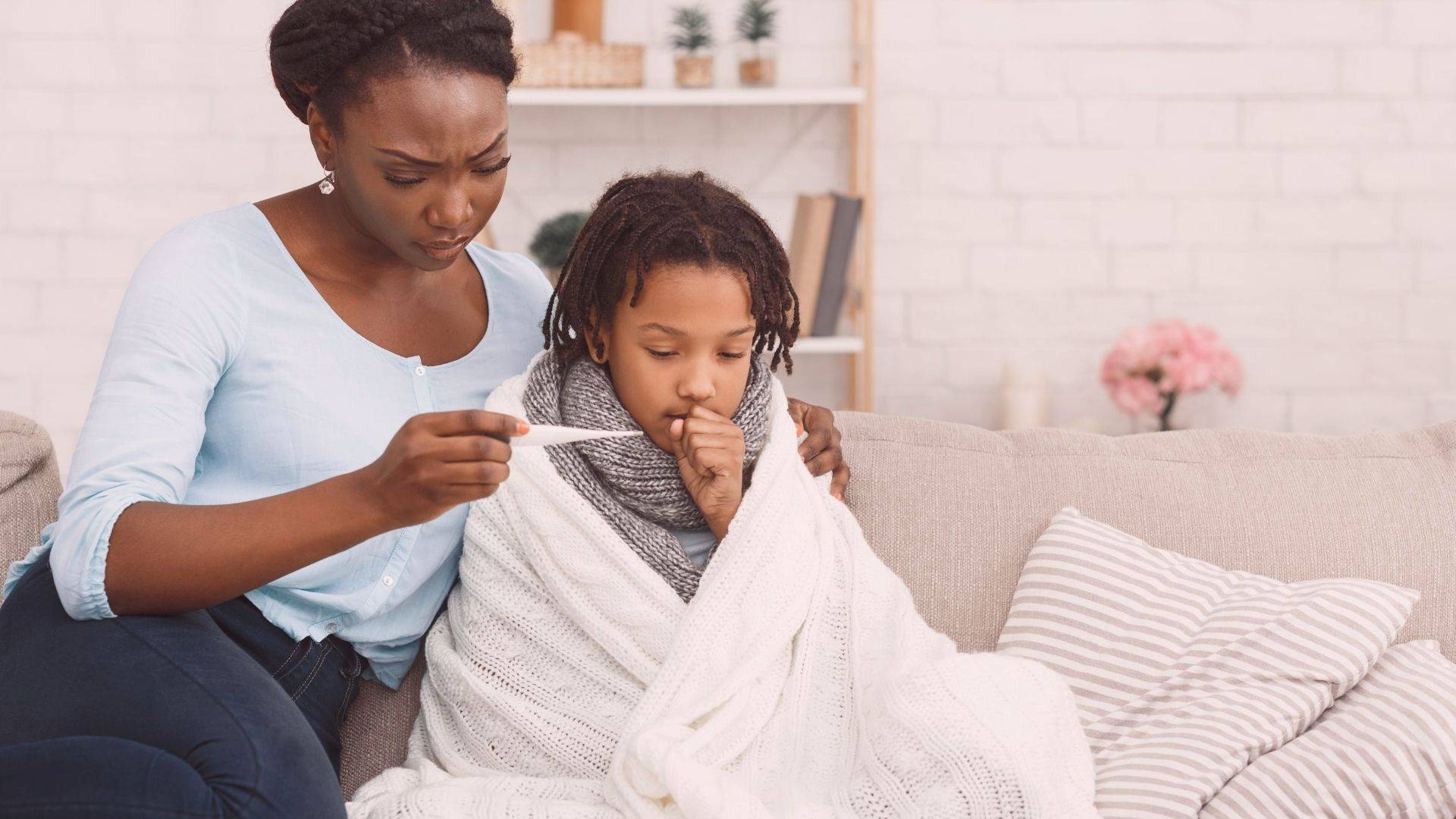 A tosse é um sintoma, mas familiares devem ficar atentos a outros sinais que podem estar juntos, como febre e catarro