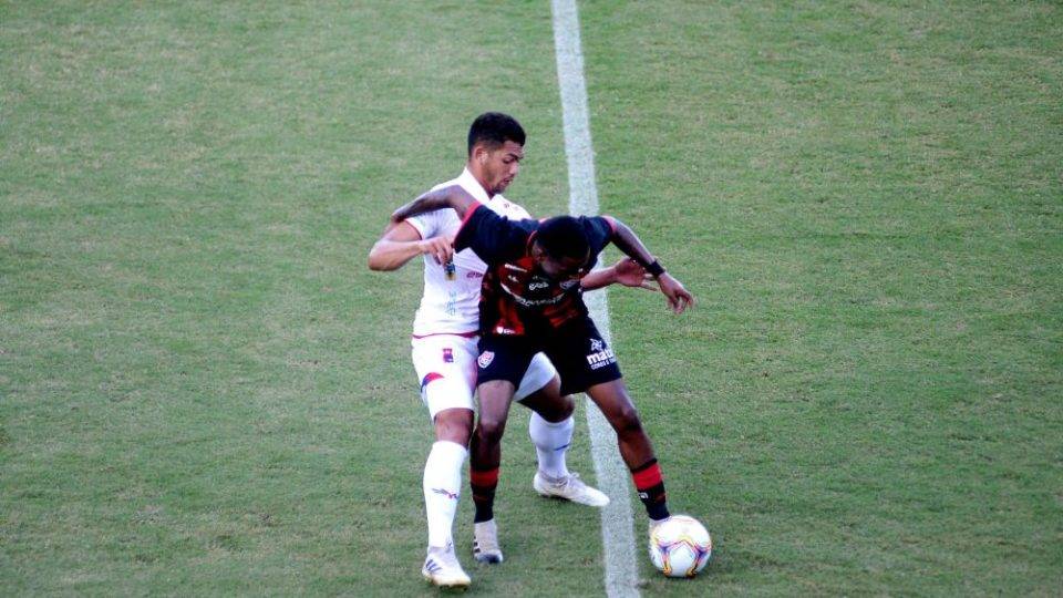 Lance durante a partida entre Vitória e Paraná, válida pela Série B do Campeonato Brasileiro 2020 no Estádio Barradão