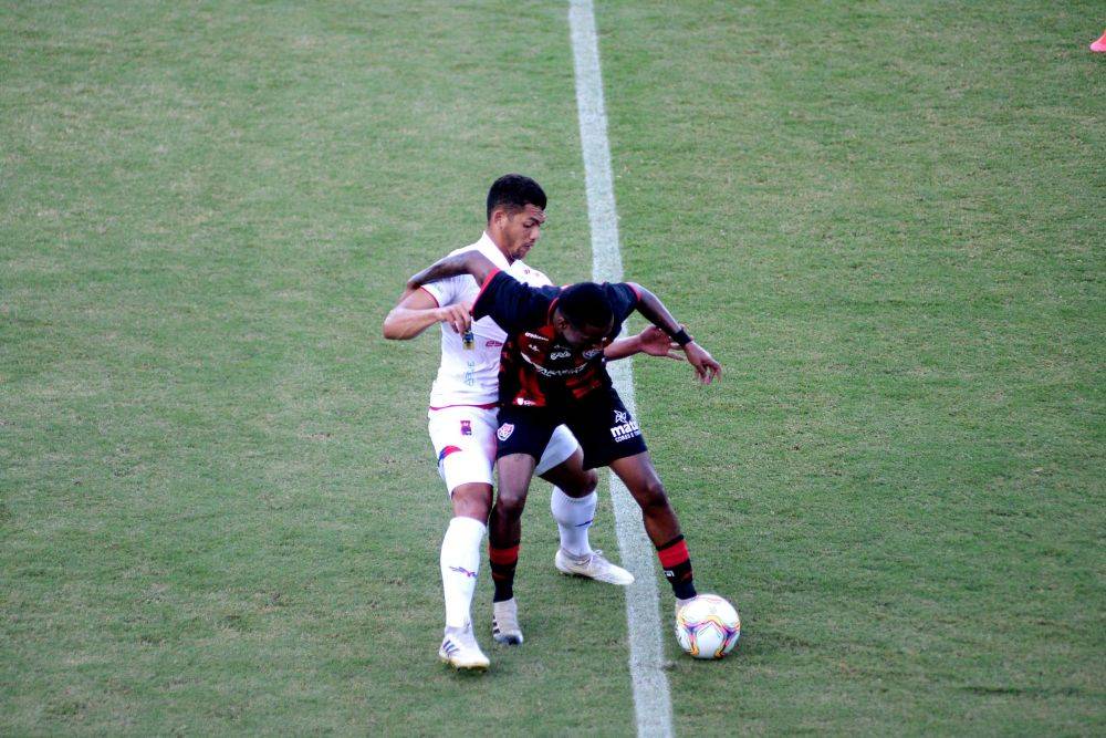 Lance durante a partida entre Vitória e Paraná, válida pela Série B do Campeonato Brasileiro 2020 no Estádio Barradão