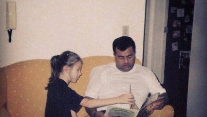 Letícia sempre foi criada por José Augusto, mas quando a jovem tinha 23 anos, a adoção ocorreu de fato, no papel.