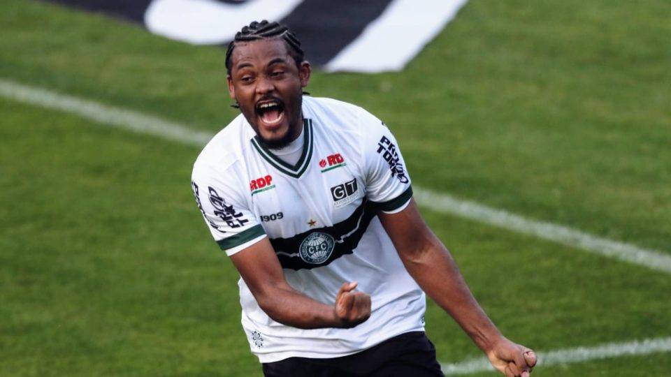 Gol nos acréscimos salva reestreia de Jorginho no Coritiba Sabino comemora gol marcado nos acréscimos contra o Sport