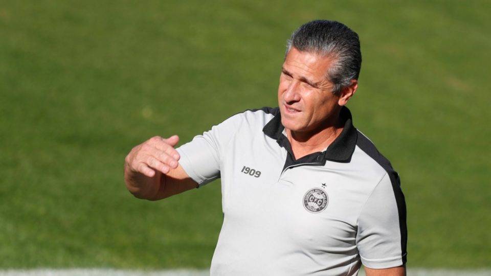 Técnico Jorginho em sua reestreia no comando do Coritiba, neste domingo (30)