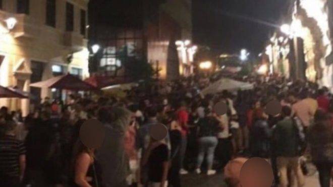 Largo da Ordem cheio em Curitiba em meio à pandemia de coronavírus.