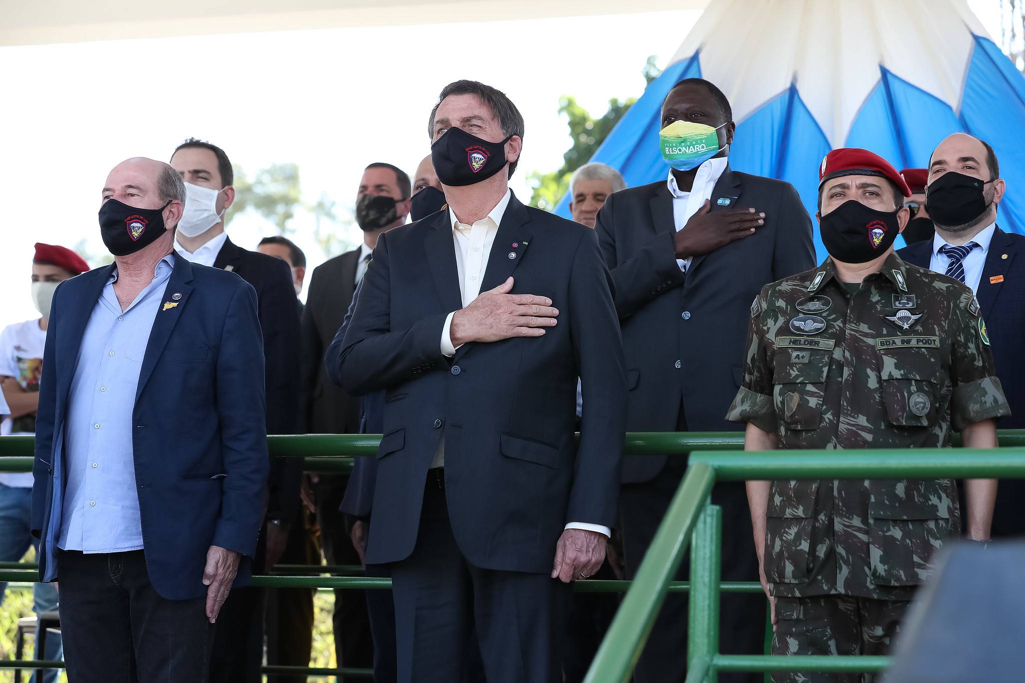 Militares com cargo no governo obtêm aval da AGU para acumular remunerações acima do limite de R$ 39,3 mil, o teto constitucional.