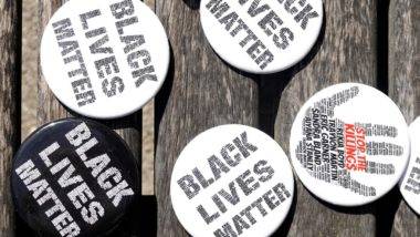 Filadélfia registra tumulto violento após morte de homem negro em abordagem policial Bottoms do movimento Black Lives Matter são distribuídos em Kenosha, Wisconsin.