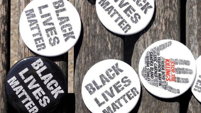 Bottoms do movimento Black Lives Matter são distribuídos em Kenosha, Wisconsin.