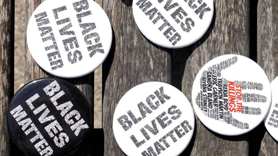 Filadélfia registra tumulto violento após morte de homem negro em abordagem policial Bottoms do movimento Black Lives Matter são distribuídos em Kenosha, Wisconsin.