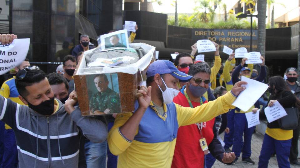 Grevistas dos Correios protestam em Curitiba: sindicalistas estimulam greve injusta e inoportuna.