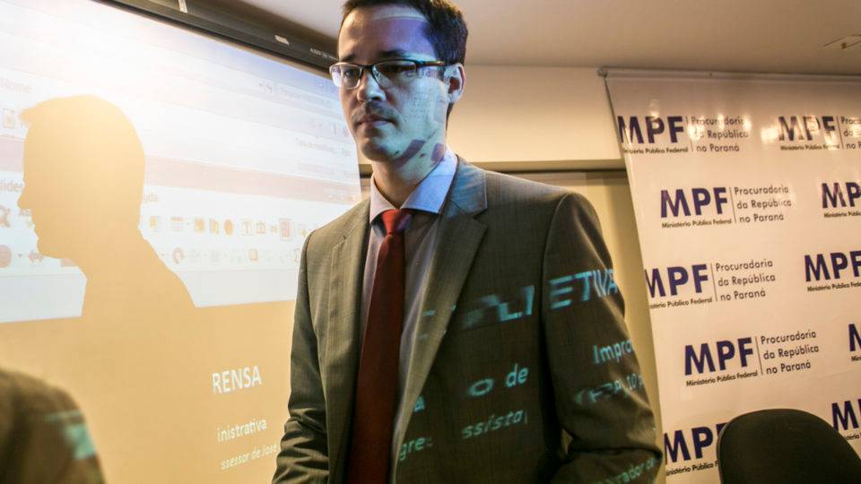 Deltan Dallagnol deixa entrevista coletiva da Lava Jato em 2017: força-tarefa do MPF corre o risco de não ser renovada.