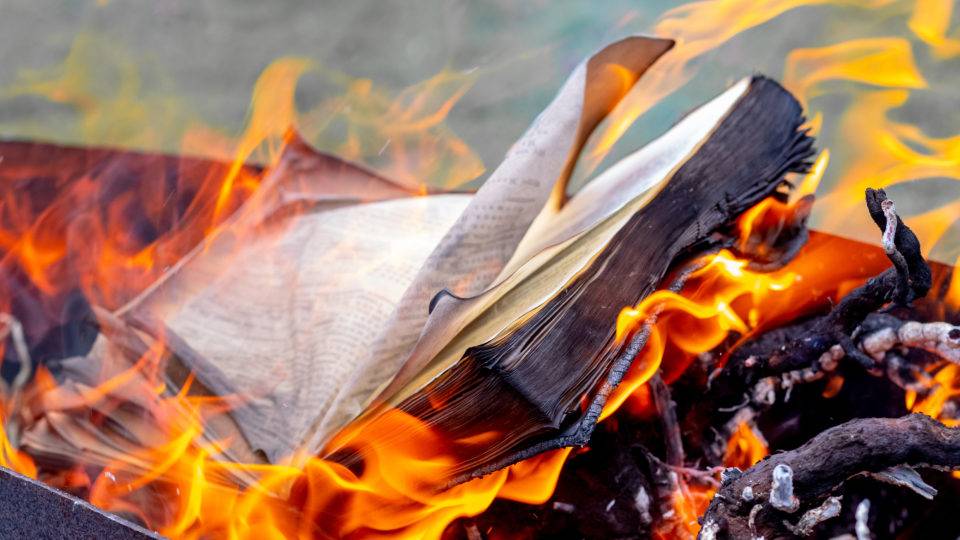 Livro queimando, símbolo da censura.