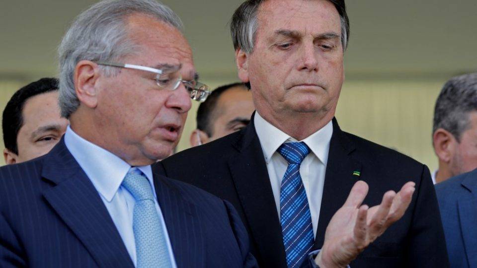 Bolsonaro desiste de criar Renda Brasil após Economia propor congelar aposentadorias e cortar benefícios Ministro da Economia, Paulo Guedes, e o presidente Jair Bolsonaro: queda no PIB poderia ter sido mais feia, mas não foi.