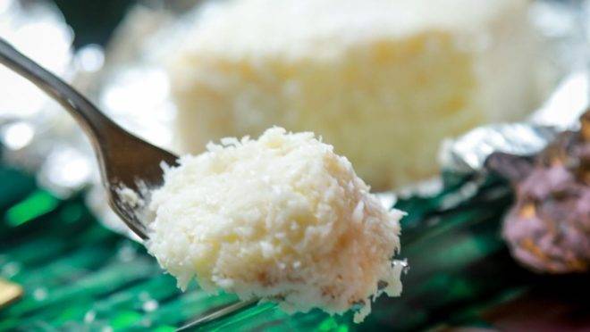 Bolo gelado de coco da chef Isis Lepechak.