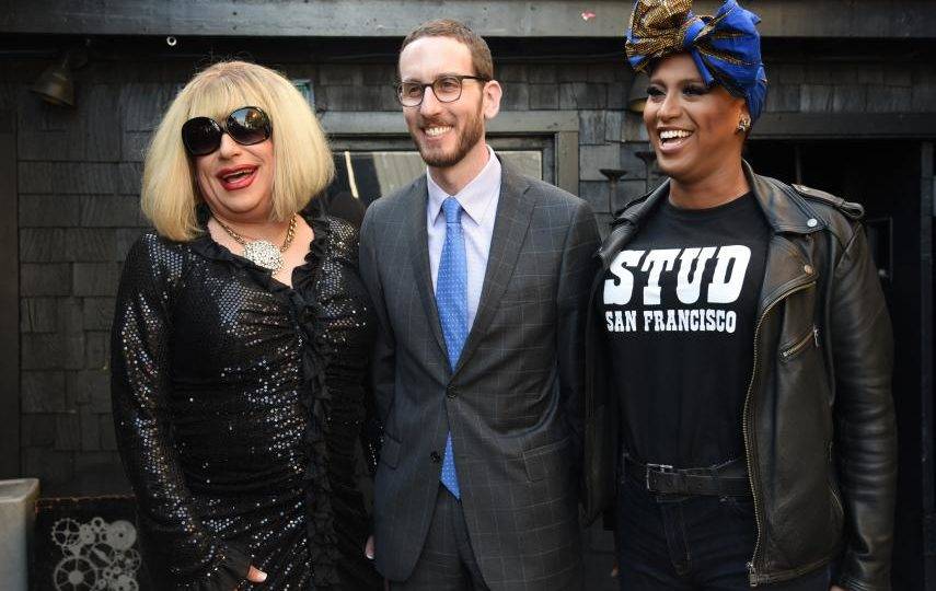 Califórnia: avança lei que flexibiliza pena a adulto LGBT que faz sexo com menores O projeto de lei é de autoria do senador estadual Scott Wiener, abertamente homossexual, também democrata.