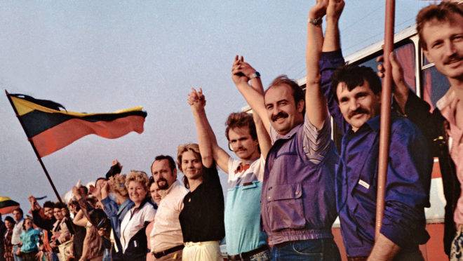 No dia 23 de agosto de 1989, 2,2 milhões de pessoas se posicionaram lado a lado, ao longo das estradas que ligavam Tallinn, capital da Estônia, Riga, capital da Letônia, e Vilnius, capital da Lituânia, como forma de protesto a URSS.