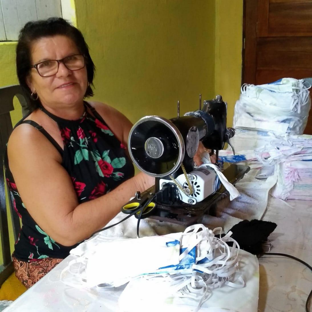 As costureiras contratadas pelo projeto Heróis Usam Máscara fabricaram máscaras para 200 instituições brasileiras. Foto: Divulgação/Rede Mulher Empreendedora As costureiras contratadas pelo projeto Heróis Usam Máscara fabricaram máscaras para 200 instituições brasileiras. Foto: Divulgação/Rede Mulher Empreendedora