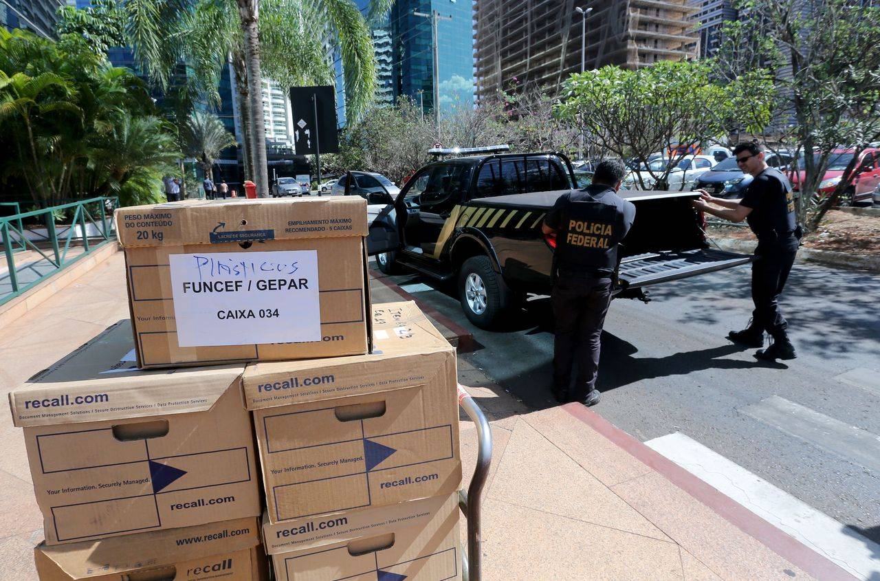 Policiais cumprem mandados de busca e apreensão em fase da Operação Greenfield, em 2016.