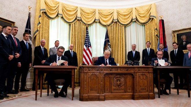 Cerimônia realizada no Salão Oval da Casa Branca reuniu o presidente dos EUA, Donald Trump, com o presidente da Sérvia, Aleksandar Vučić, e o primeiro-ministro do Kosovo, Avdullah Hoti, em 4 de setembro de 2020.