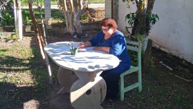 Dona Terezinha é do tempo em que estudo era para poucos, mas hoje, aos 74 anos, escreve poemas e está preparando um livro.