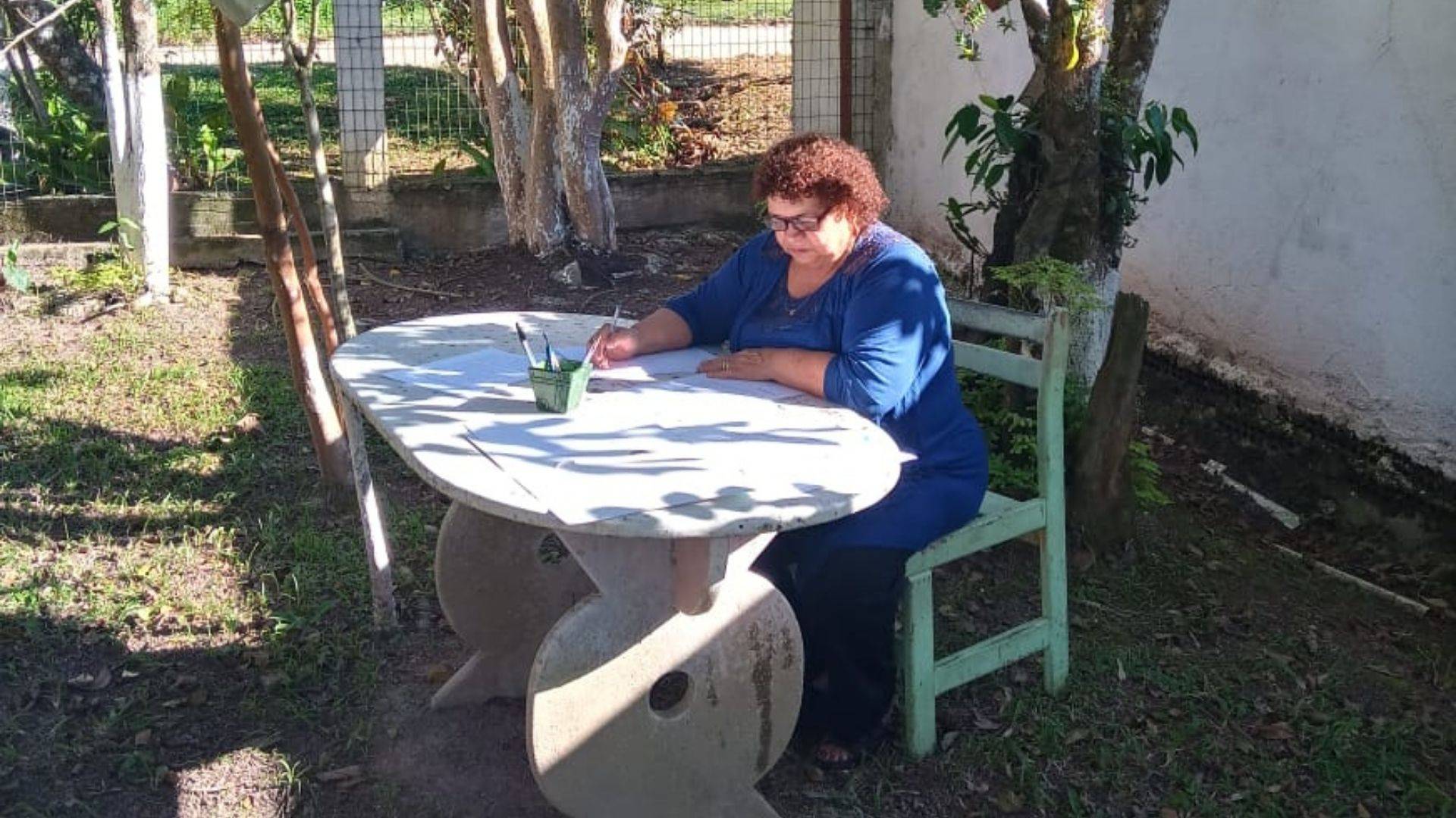 Dona Terezinha é do tempo em que estudo era para poucos, mas hoje, aos 74 anos, escreve poemas e está preparando um livro.