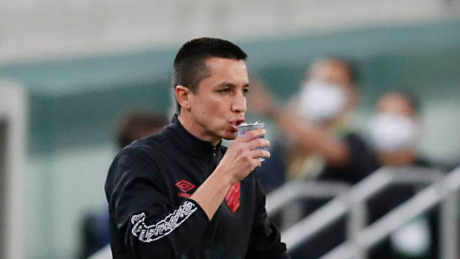 Técnico Eduardo Barros dirigindo o Athletico na Arena.