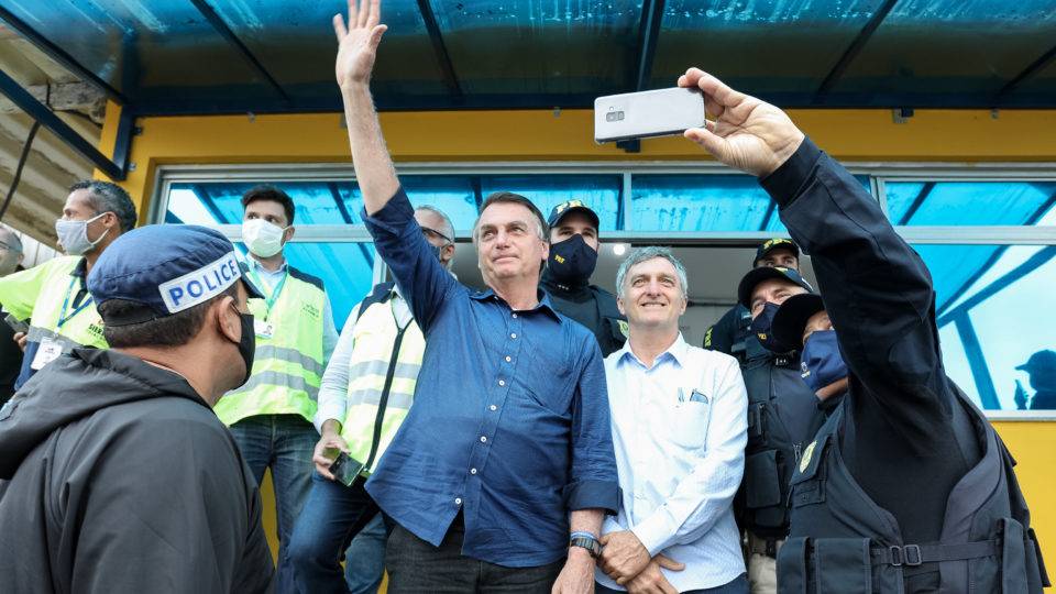 Candidatos usam popularidade do presidente na busca por eleitores.