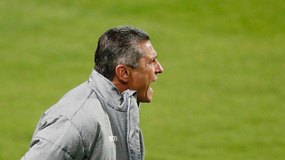 Técnico Jorginho orienta equipe na derrota por 1 a 0 para o Atlético-MG