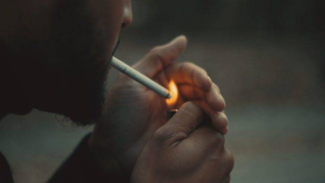 O hábito de fumar atinge diretamente a saúde do coração, predispondo ao infarto e doenças cardiovasculares