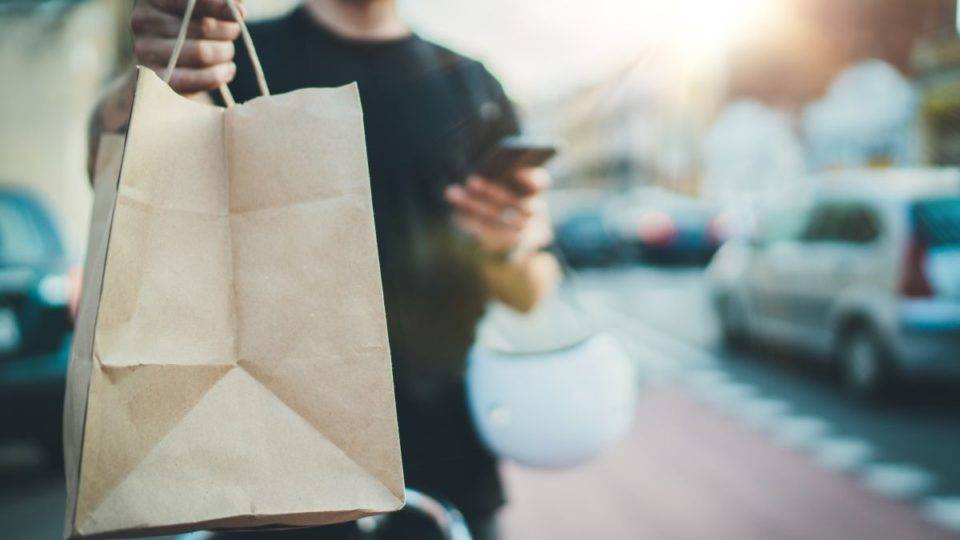Novo ‘carro-chefe’ dos restaurantes, delivery exige cuidados e seleção criteriosa de pratos Embalagem delivery