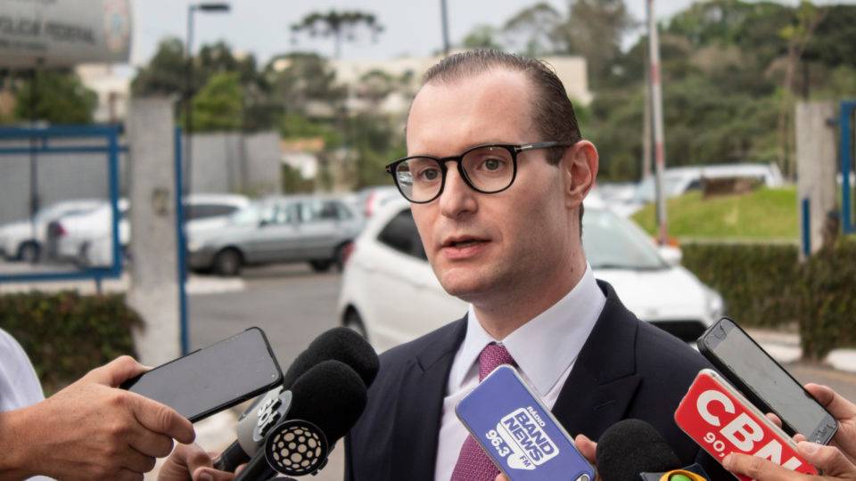 Advogado de Lula e ex-advogado da família Bolsonaro são alvos de nova fase da Lava Jato Escritório que defende Lula pe alvo da Lava Jato em operação envolvendo o Sistema S