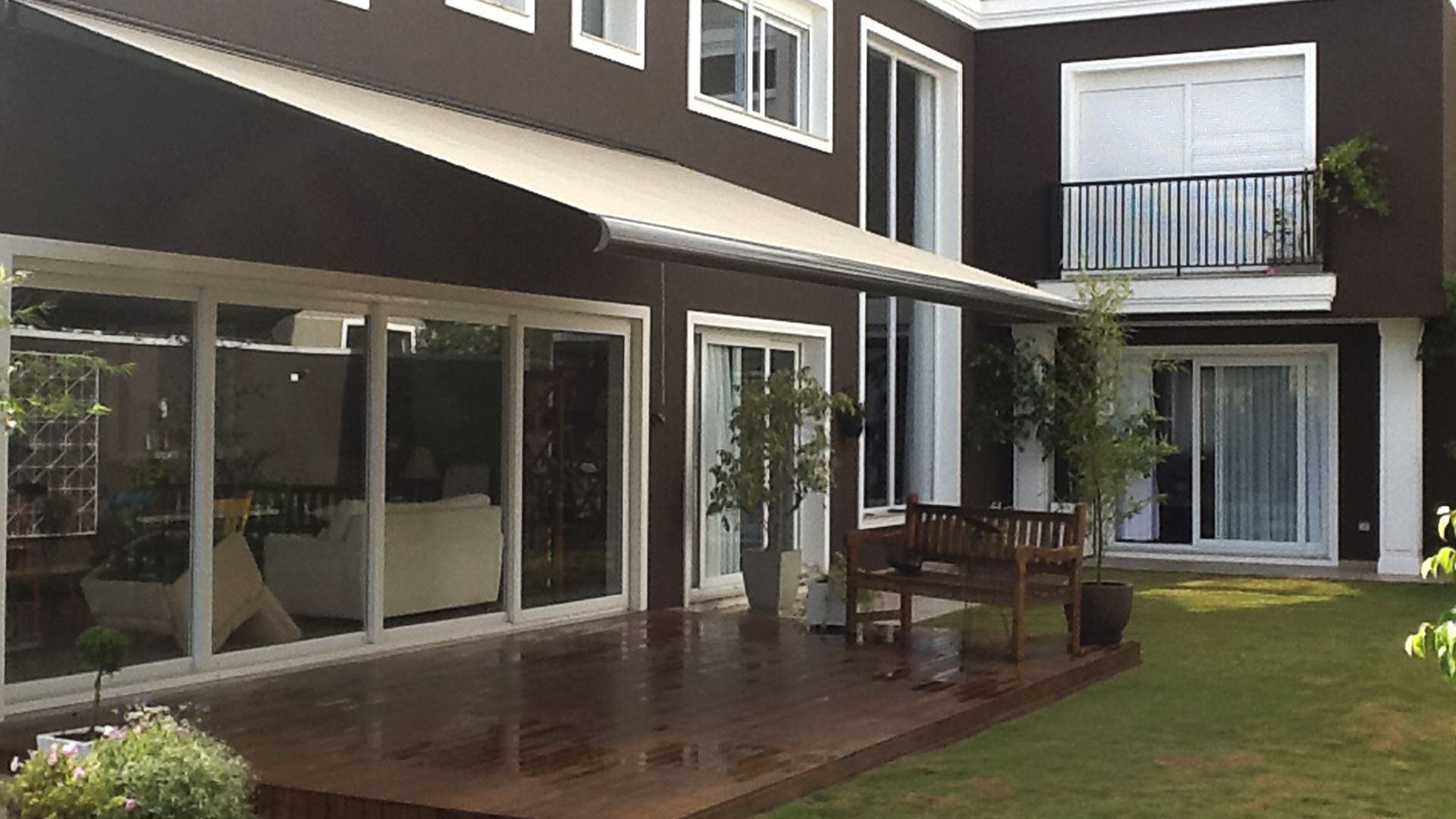 Toldos são uma excelente alternativa para controle de temperatura nos ambientes residenciais