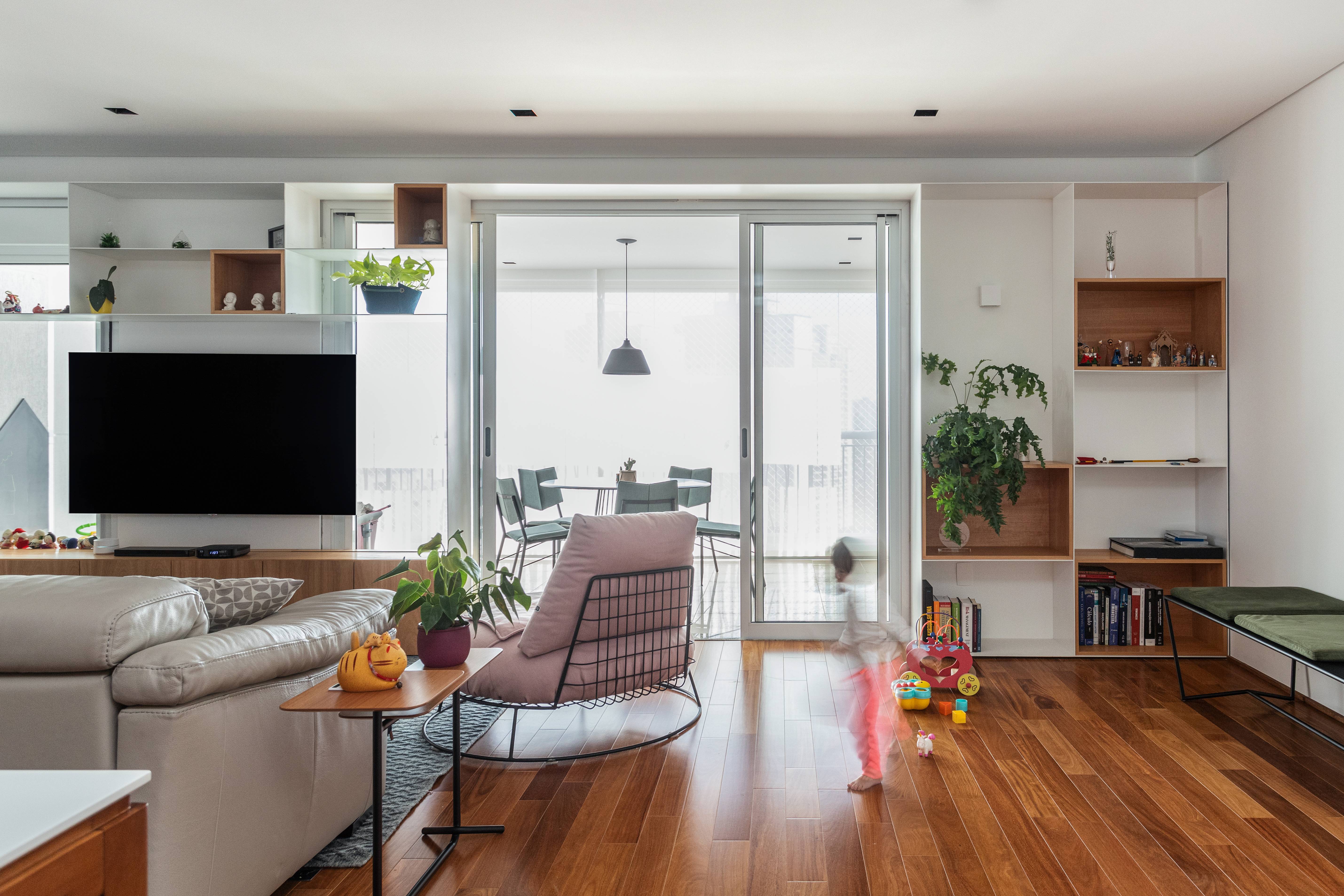 No apartamento Taka, do Estudio Bra, leveza da estante, aliada à cor branca, faz com que ela quase se funda à parede. Foto: Divulgação No apartamento Taka, do Estudio Bra, leveza da estante, aliada à cor branca, faz com que ela quase se funda à parede. Foto: Divulgação